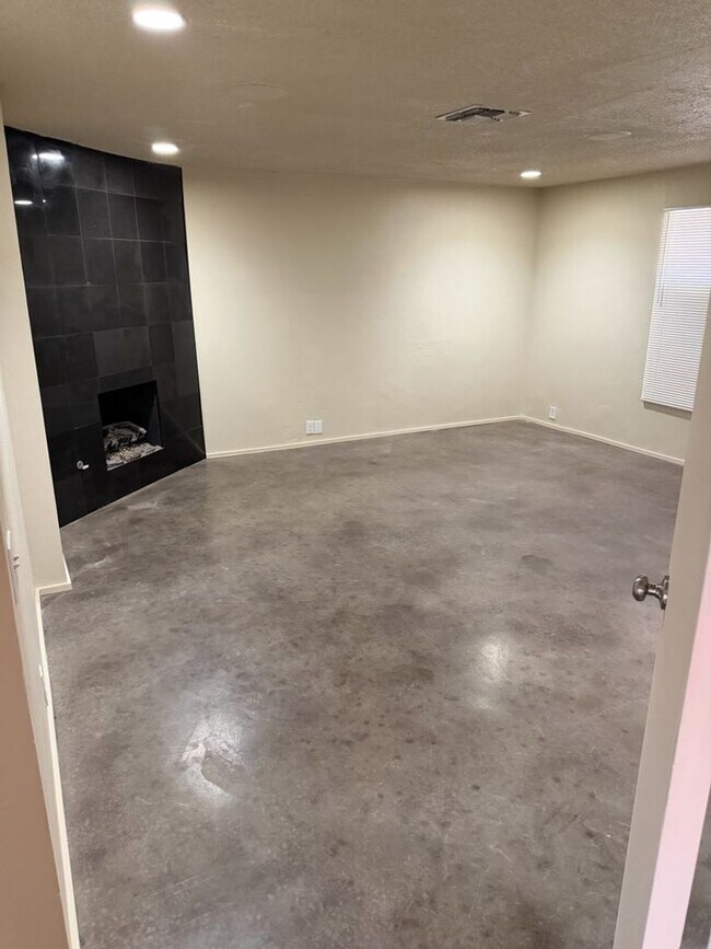 Building Photo - 4 BEDROOM Home w/SPARKLING Pool. $2500.00 Offering Move in Specials
