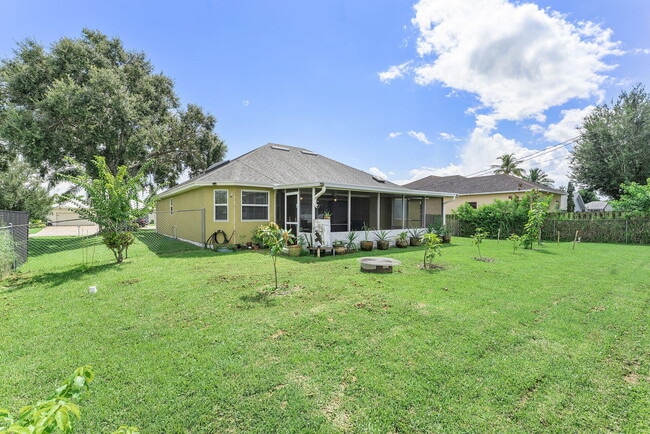 Building Photo - 1622 SW Realty St