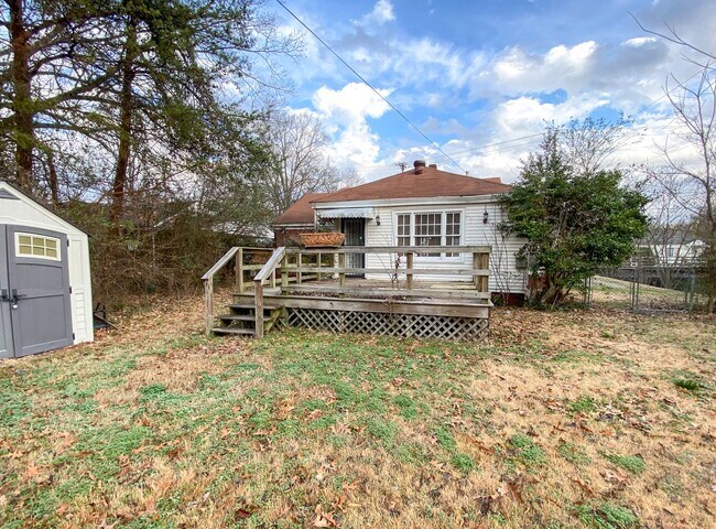 Building Photo - 3 bedroom 1 bath near the university of Memphis