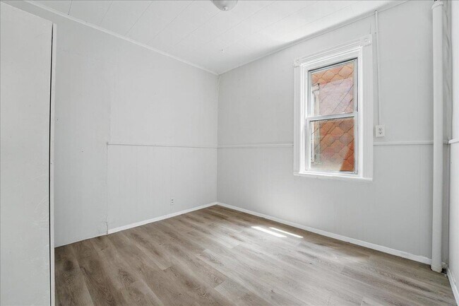 Building Photo - 335 47th St