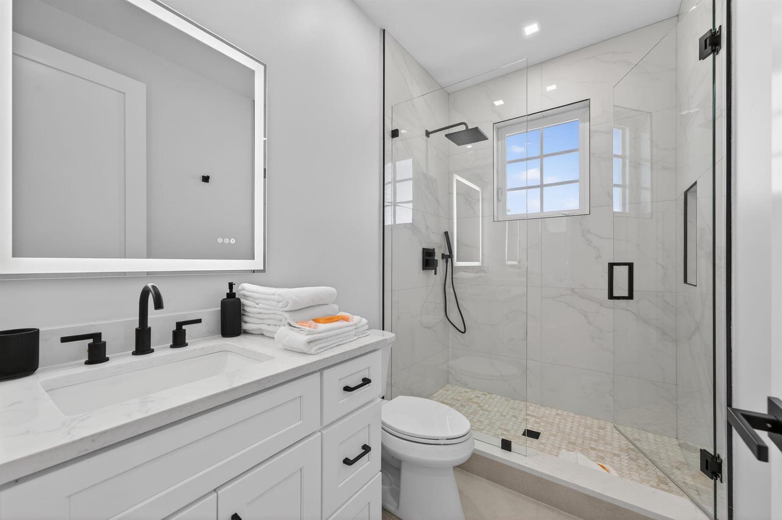 Building Photo - 310 SE 9th Ct