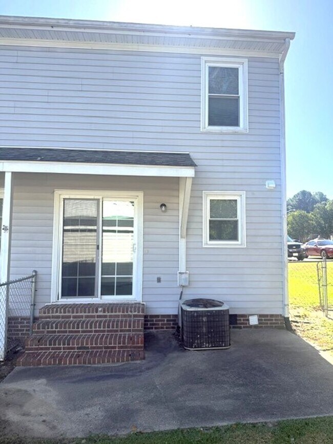 Building Photo - 800 Verdant Dr