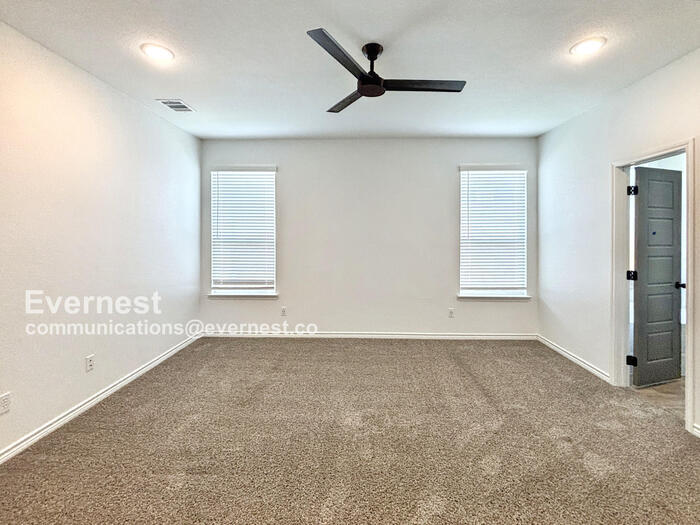 Building Photo - 2119 Hornbeam St