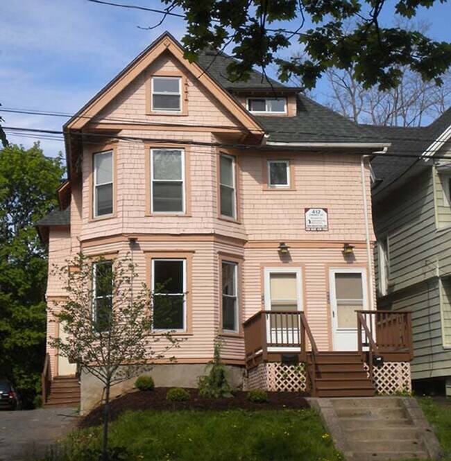Building Photo - Bright  Second Floor Flat Around Corner Fr...