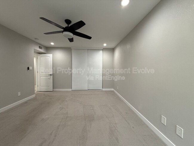 Building Photo - 606 E Royal Palm Square N