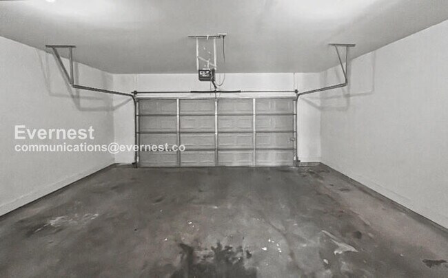 Building Photo - 4 Bed, 2.5 Bath Home with Garage / Pet-Friendly / Available Now!