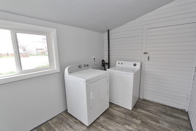 Building Photo - 210 S Commercial Ave