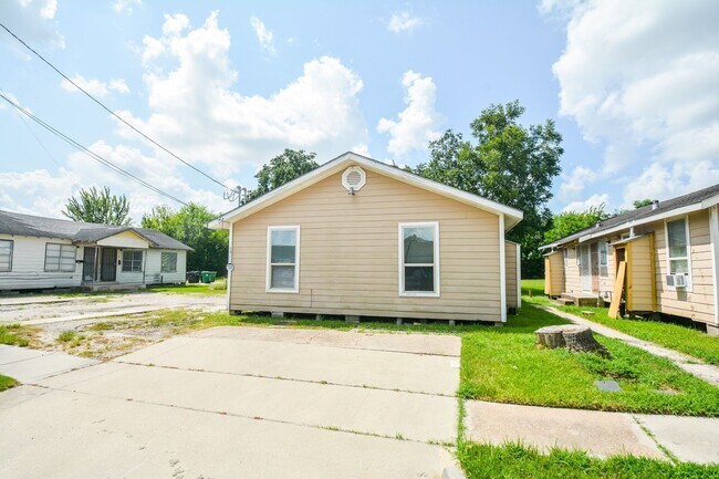 Building Photo - 6018 Collingsworth St