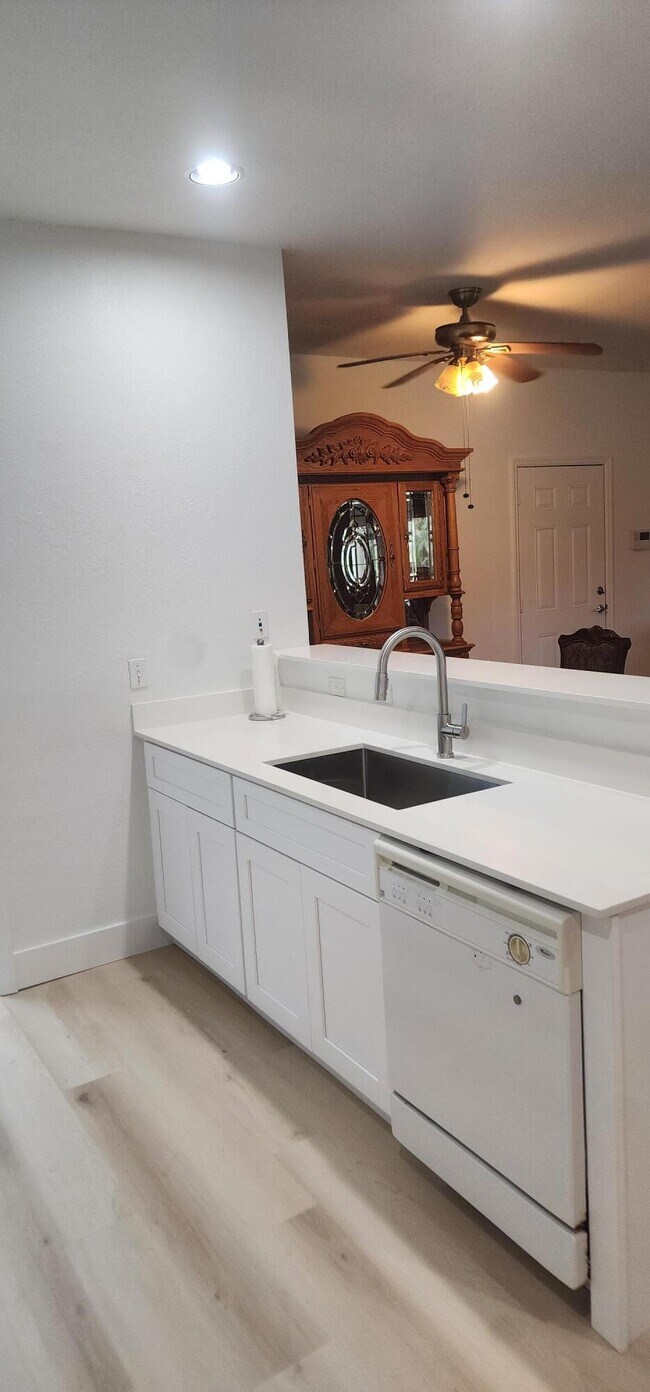 Building Photo - 1826 E Sanderling Ln