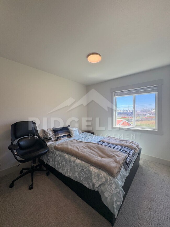Building Photo - Fully Furnished Mid-Term Rental