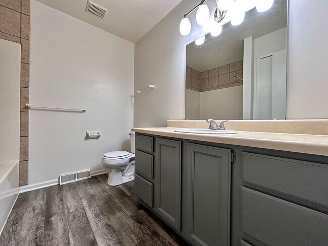 Building Photo - Two Bedroom Townhome In Southeast Grand Rapids