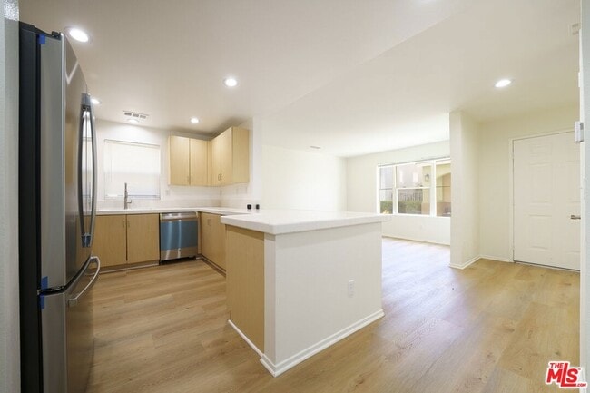 Building Photo - 121 Cancion Way