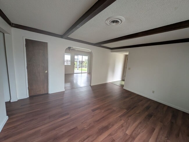 Building Photo - 3 Bedroom House across the street from Mar...