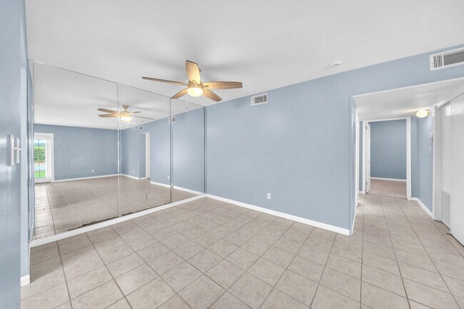 Building Photo - 2100 W Beach Dr