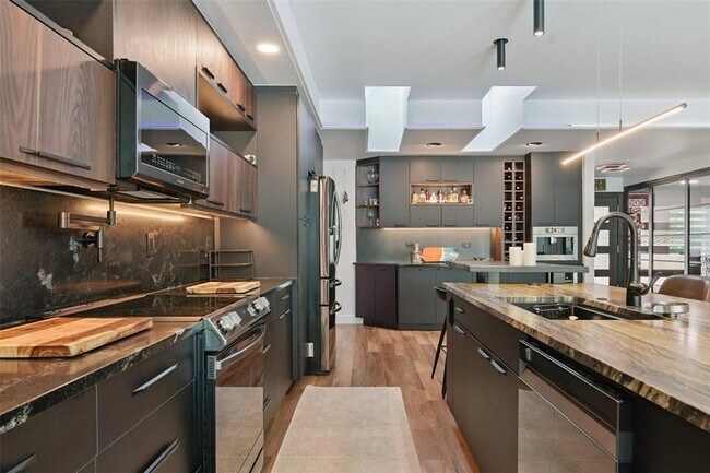 Building Photo - 1851 Royal Oak Pl E