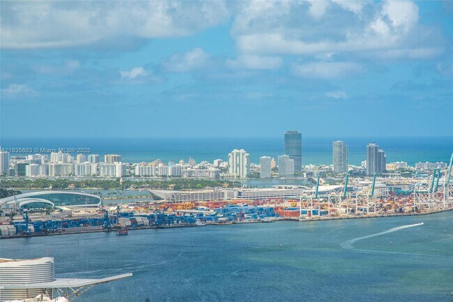 Building Photo - 1425 Brickell Ave