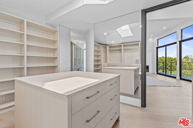 Building Photo - 6380 Meadows Ct