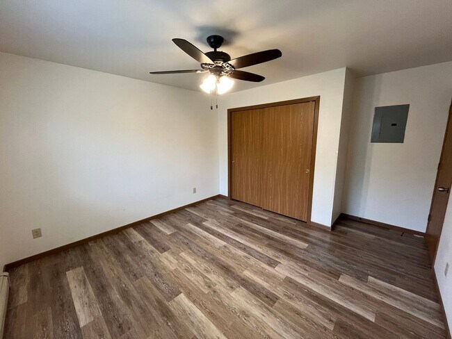 Building Photo - 2450 Willow Dr