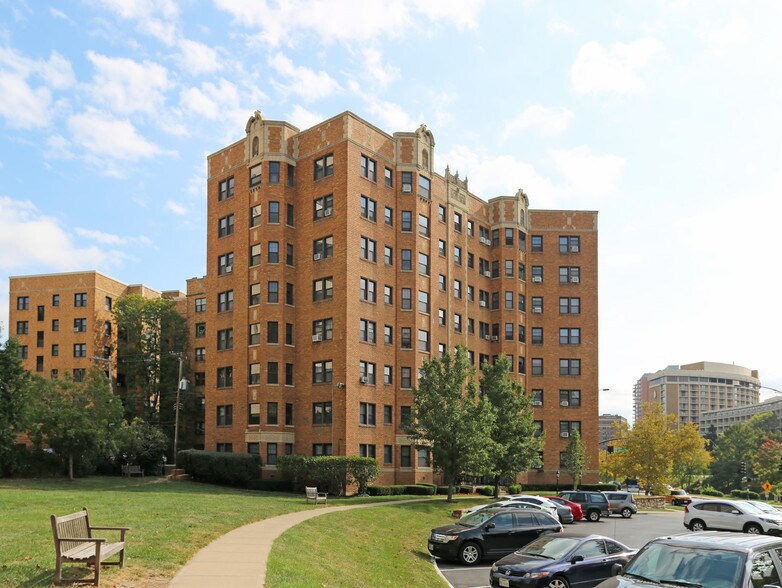 The Carlyle - Plaza Apartment Center