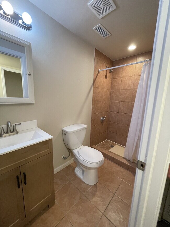 Building Photo - "Charming 3-Bed Duplex with Granite Touch & Finished Basement in Lakewood!"