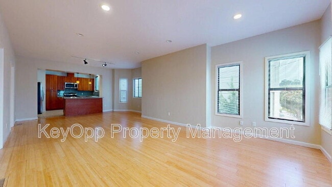 Building Photo - 806 35th Ave