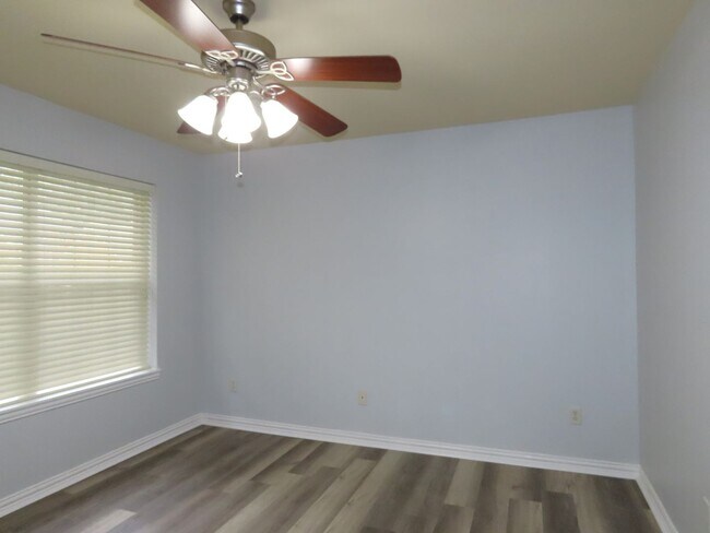 Building Photo - South Tyler, Stunning 4 Bedroom. 3.5 Bath ...