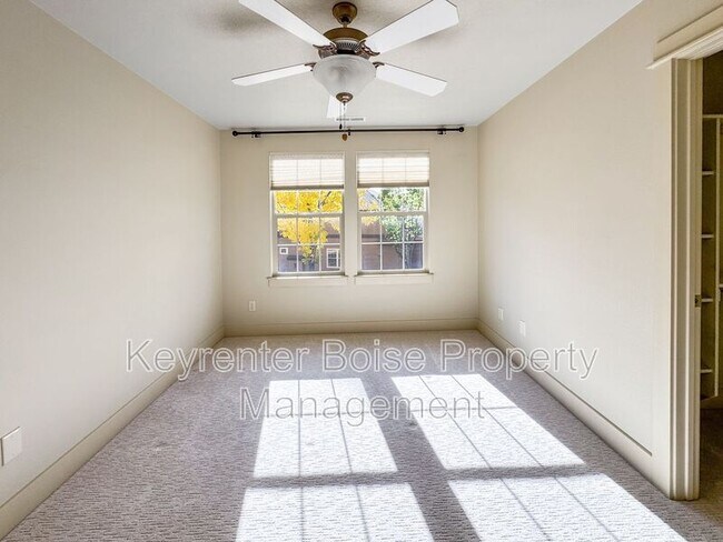 Building Photo - 998 E Shadow Creek Ln