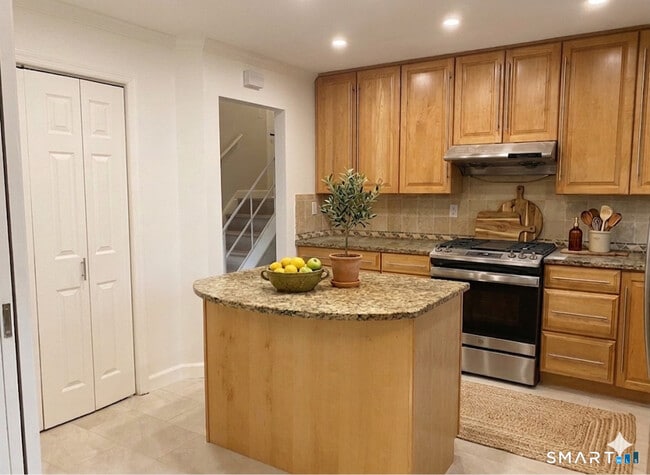 Building Photo - 14 Amherst Rd