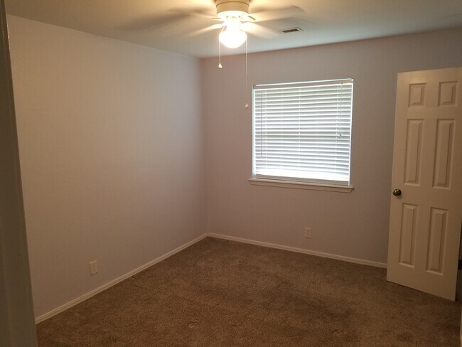 Building Photo - Updated 3 Bed 1 Bath House
