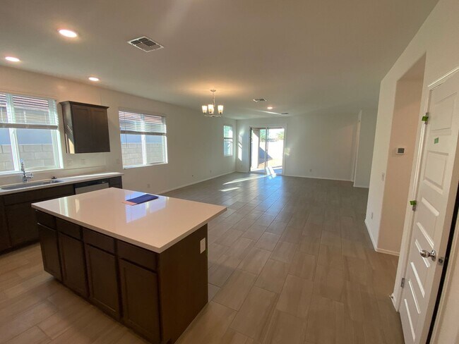 Building Photo - Beautiful Newer Build 3 Bed/2 Bath with Den in Rancho Cabrillo