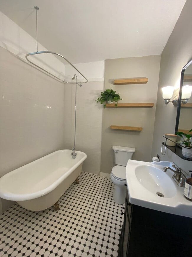 Building Photo - Updated 3 Bedroom home with modern amenities!