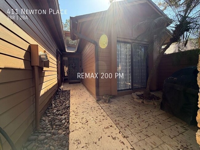 Building Photo - 411 Newton Pl