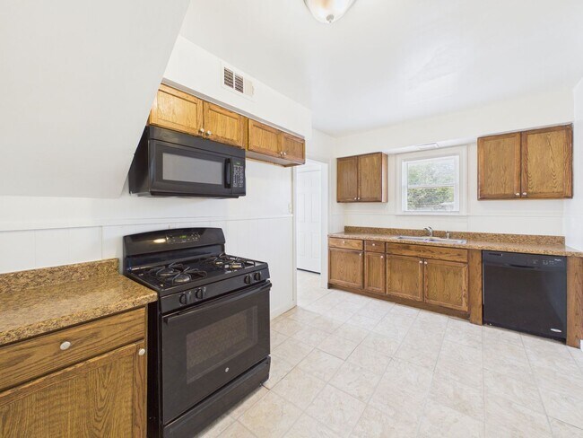 Building Photo - Adorable 3 Bedroom Home in Sunset Addition!