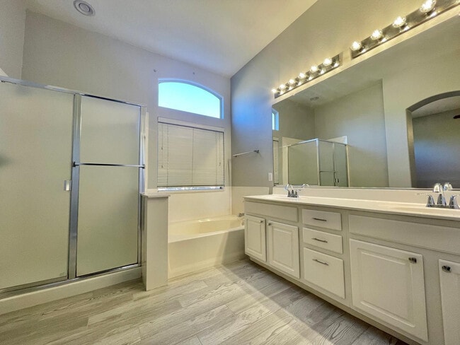 Building Photo - 686 W Del Rio St