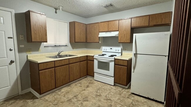 Building Photo - 2 Bedroom - 1 Bath Condo Available for Imm...