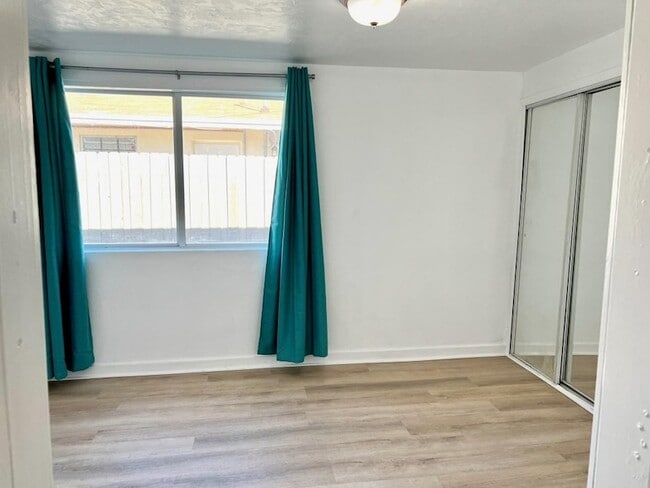 Building Photo - 801 NE 36th St