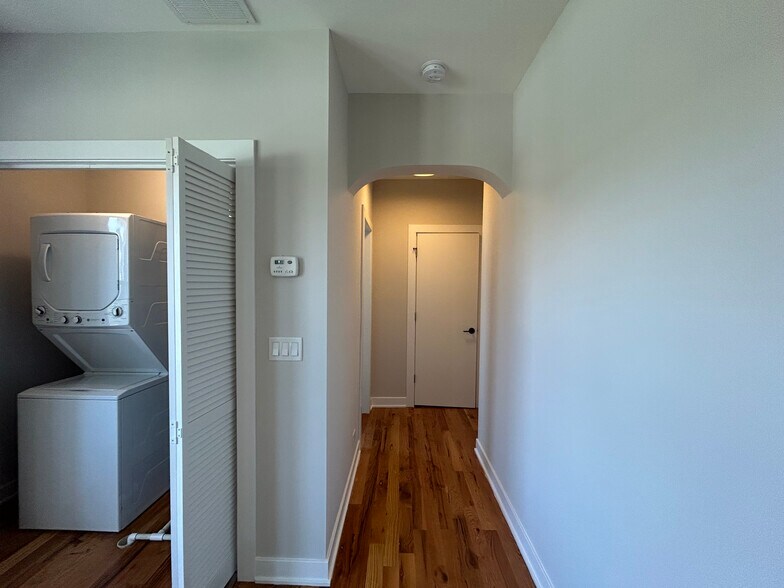 Building Photo - 648 W Wrightwood Ave