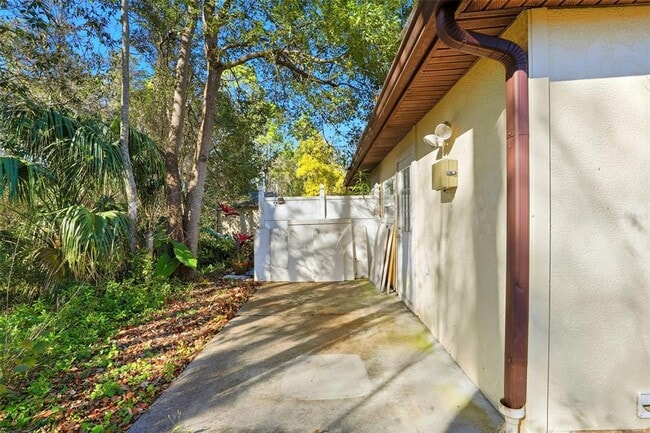 Building Photo - 1972 Bonneville Dr