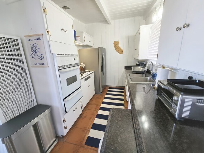 Building Photo - 2466 Hermosa Ave
