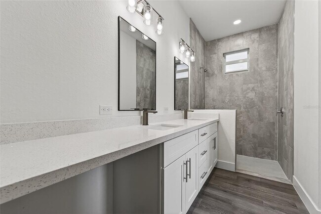 Building Photo - 511 Sweetwater Dr