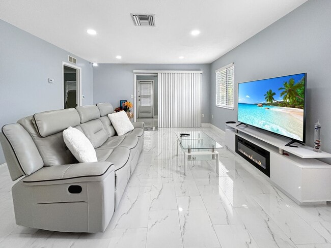 Building Photo - Beautifull 2-Bedroom End-Unit Villa in Palm Harbor!