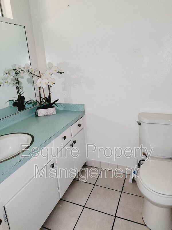 Building Photo - 2064 N Ventura Rd