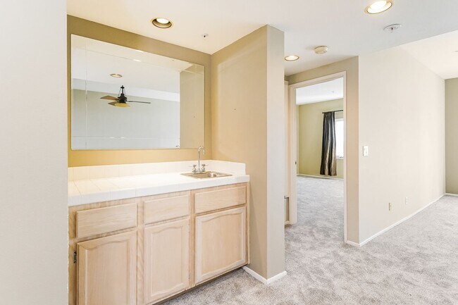 Building Photo - PENTHOUSE-STYLE UNIT IN SIGNAL HILL  w/180 degree Views 3Br/2Ba $3750mo