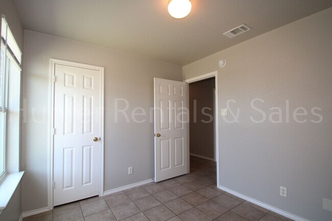 Building Photo - Modern Comforts & Great Location – Elms Ru...