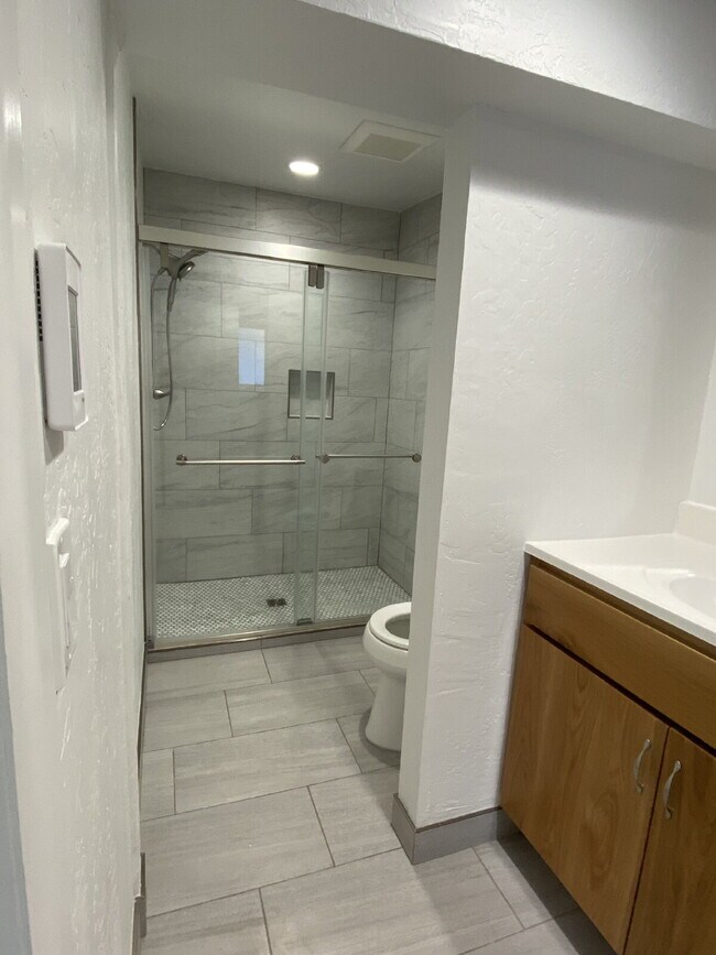 Building Photo - Spacious 4 Bed / 3 Bath Near Downtown with Two Master Bedrooms! Available beginning of August