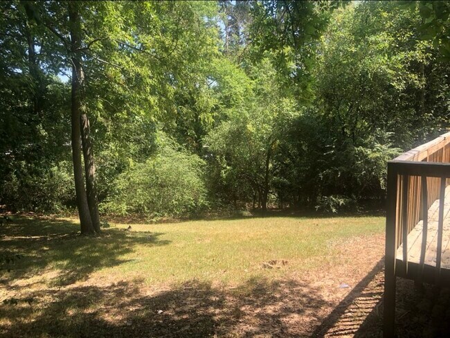 Building Photo - 501 Rosewell Ln