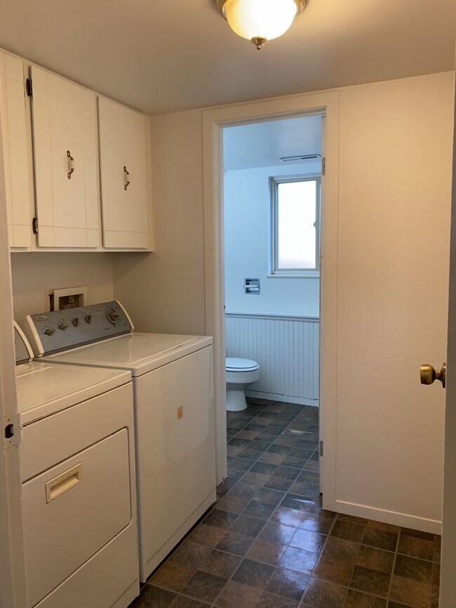 Building Photo - Start a Lease by 12/1 and Receive a $500 R...