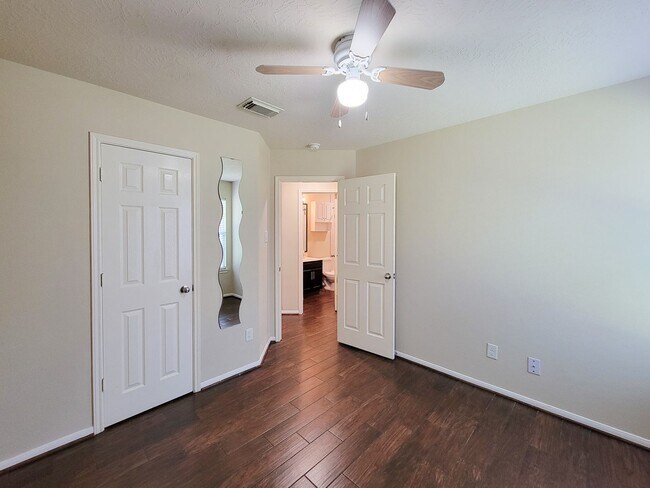 Building Photo - BEAUTIFUL 3 BEDROOM 2 BATH WITH WOOD TILE THROUGHOUT THE HOUSE!