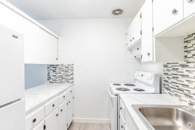 1BR, 1BA -738SF - The Edgemont Apartments