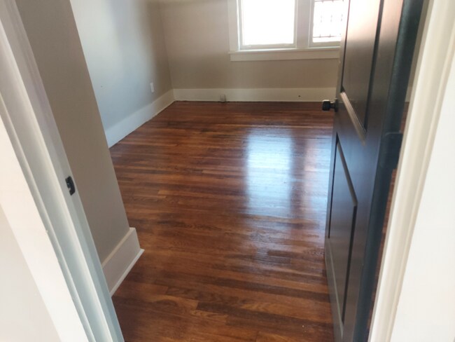 Building Photo - 1553 E McLemore Ave